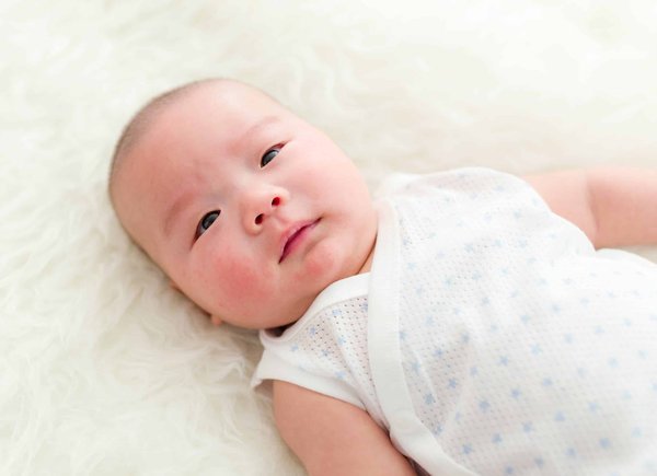 Comment se déroule le développement complet du bébé, de la naissance à la petite enfance ?