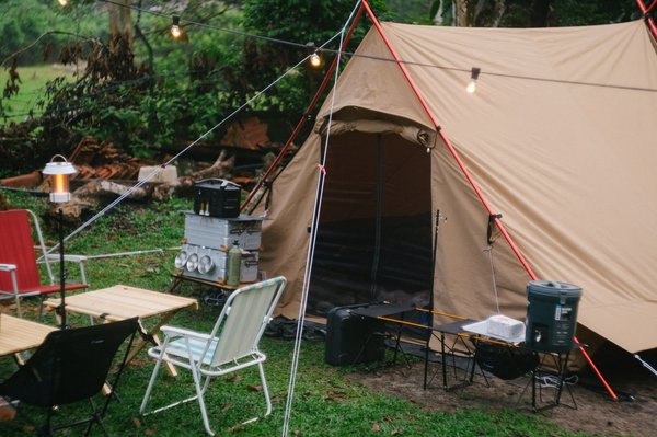 Peut-on trouver des campings 4 étoiles avec accès direct à la nature dans le Cantal ?