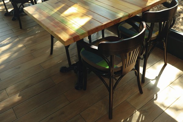 Chaise restaurant modèle séville noir : élégance et confort intemporel